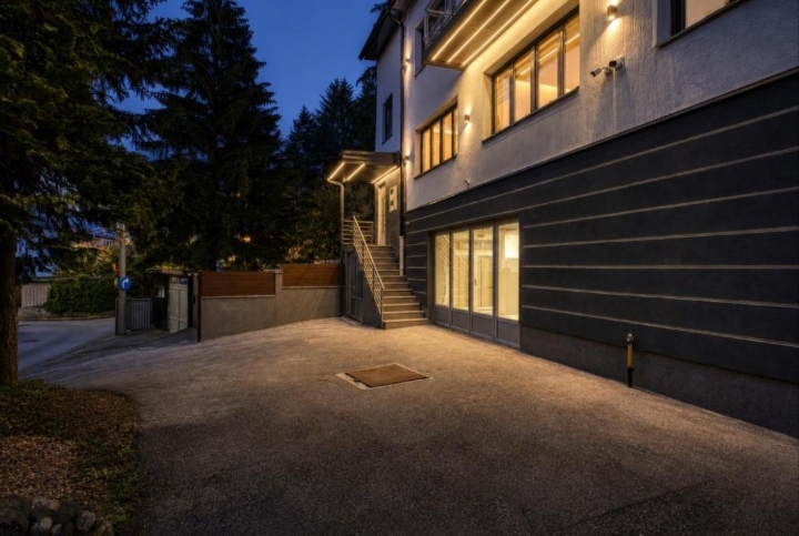 Parking i ulaz u apartman Premium stay