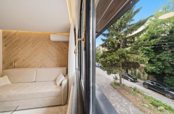 Dnevna soba/pogled na parking ispred apartmana