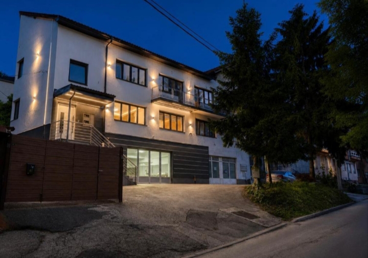 Premium Stay Sarajevo – objekat u večernjem ambijentu